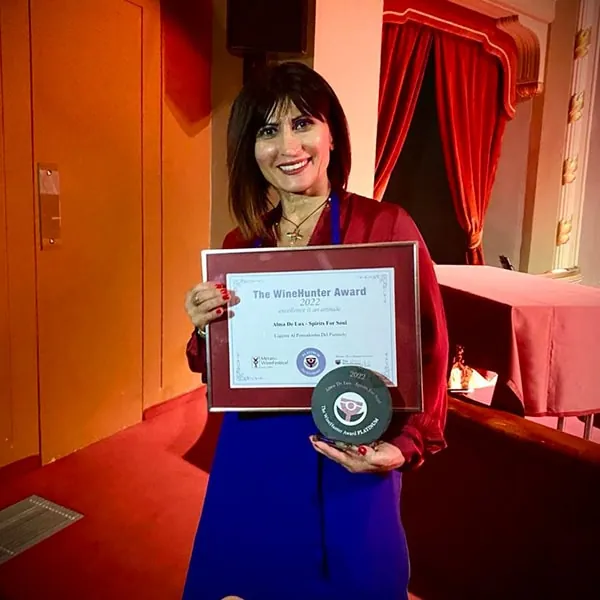 Luisa Matarese con il riconoscimento The WineHunter Awards